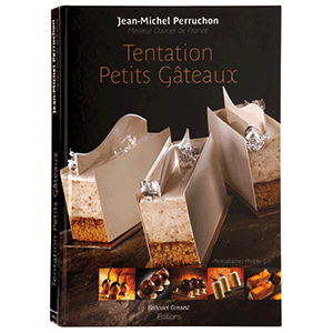 Книга (на французском ) «Tentation petits gateaux»  бумага  длина=30, ширина=21.5 см. MATFER